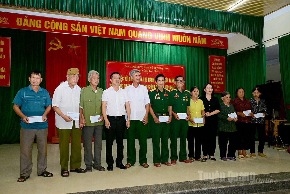 Đồng chí Lý Thị Lan và lãnh đạo xã tặng các suất quà của Ban Thường vụ Tỉnh ủy tặng gia đình chính sách, người có công trên địa bàn xã Lực Hành.