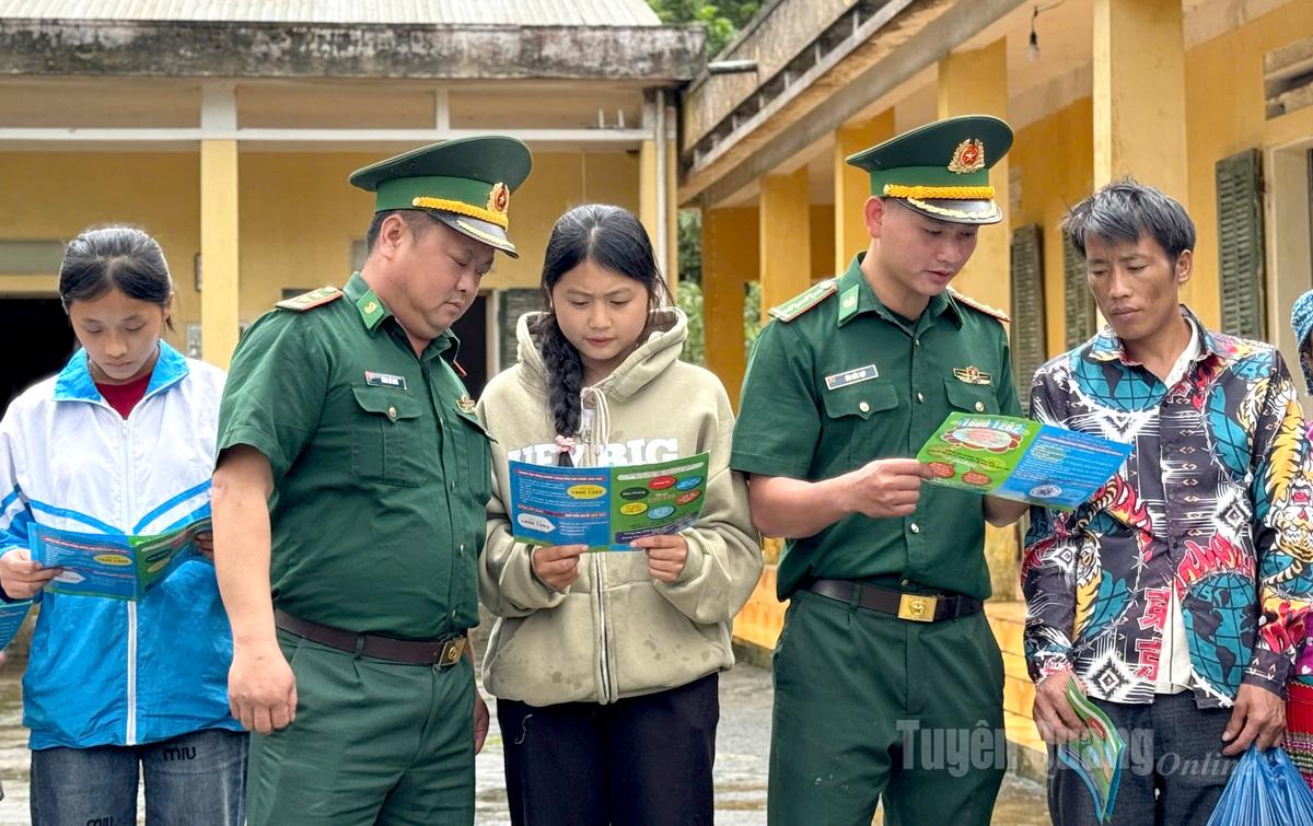 Cán bộ Đồn Biên phòng Xín Cái tuyên truyền pháp luật tại chợ phiên.