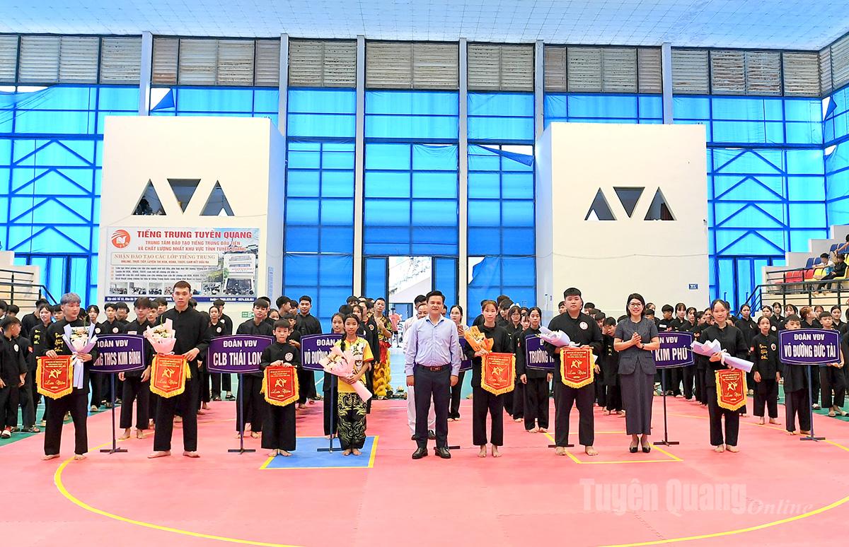 Lãnh đạo Sở Văn hóa, Thể thao và Du lịch tặng hoa cho đại diện các đoàn vận động viên tham dự giải.