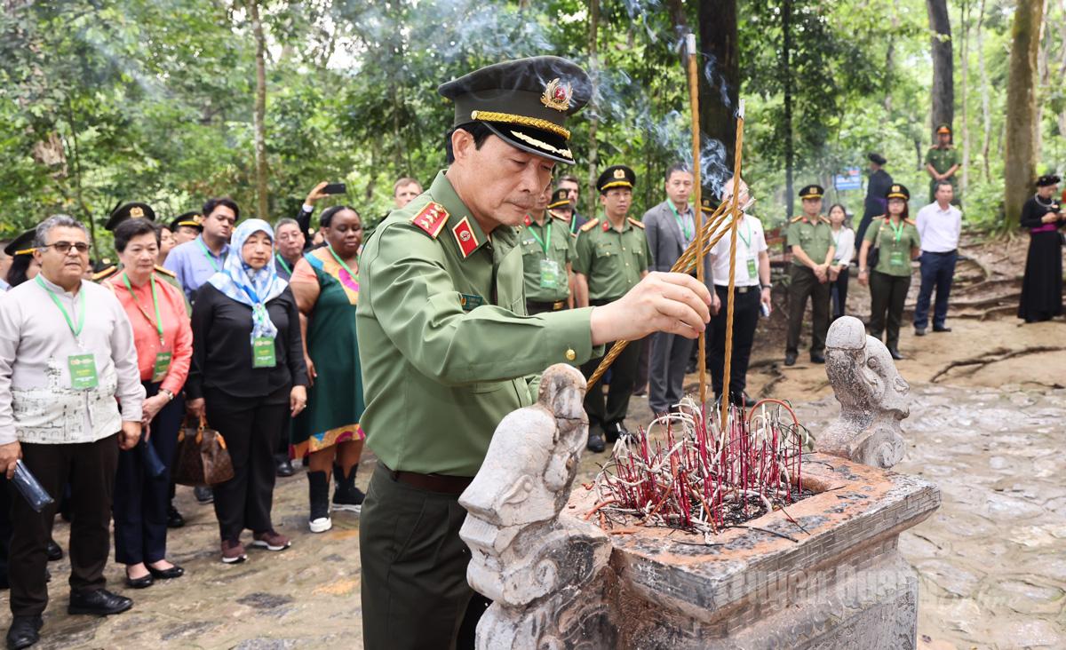 Thứ trưởng Bộ Công an Lê Quốc Hùng và các đại biểu quốc tế dâng hương tại Lán Nà Nưa.