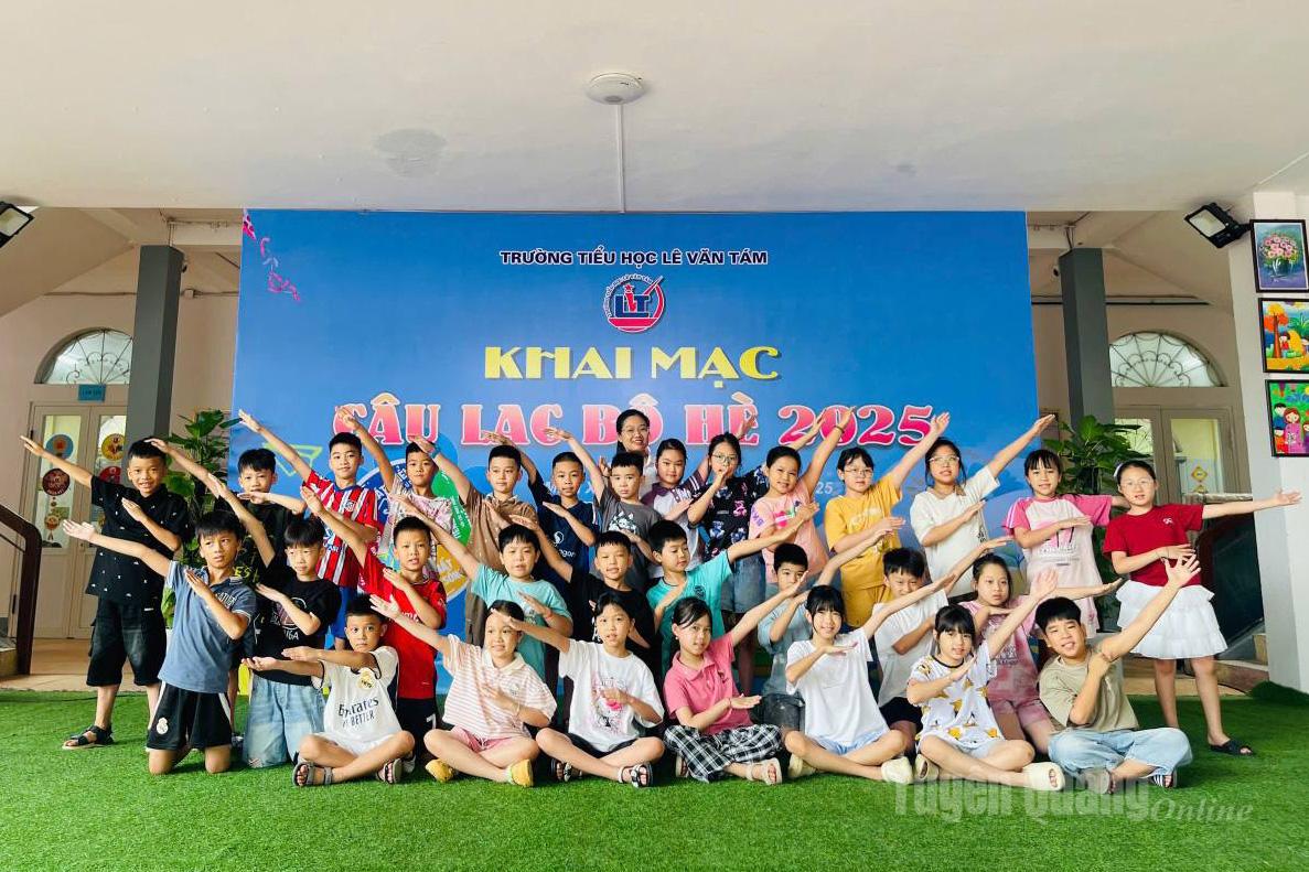Học sinh hào hứng tham gia Câu lạc bộ hè 2025 tại trường Tiểu học Lê Văn Tám.