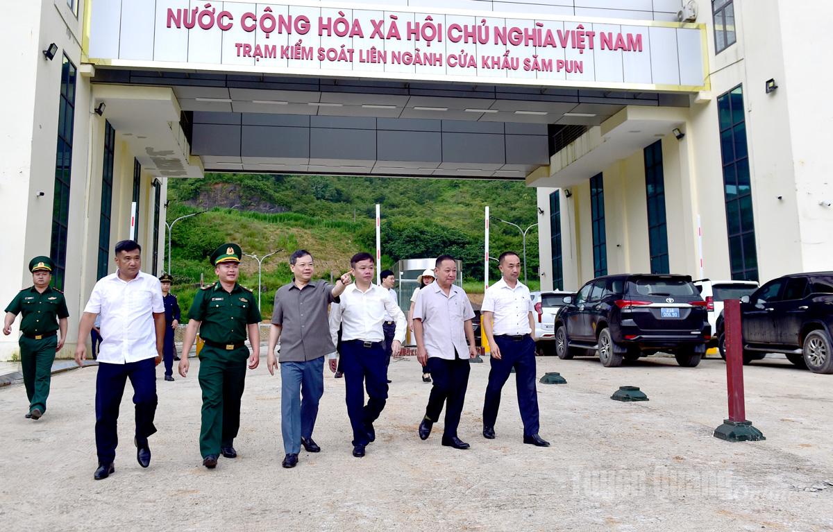 The working delegation visited and encouraged officers and soldiers stationed at the Sam Pun border gate interdisciplinary checkpoint.