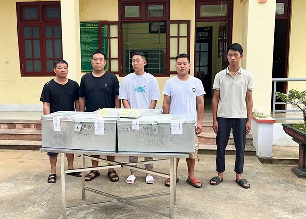 Các đối tượng liên quan cùng tang vật.