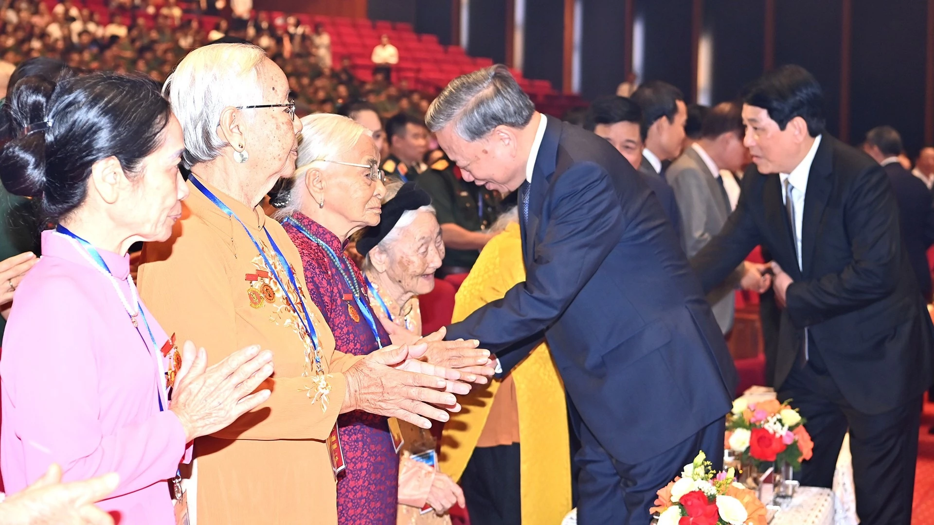 Tổng Bí thư Tô Lâm và các đồng chí lãnh đạo Đảng, Nhà nước thăm hỏi các Bà mẹ Việt Nam Anh hùng, người có công, nhân chứng lịch sử tiêu biểu tại chương trình Gặp mặt.