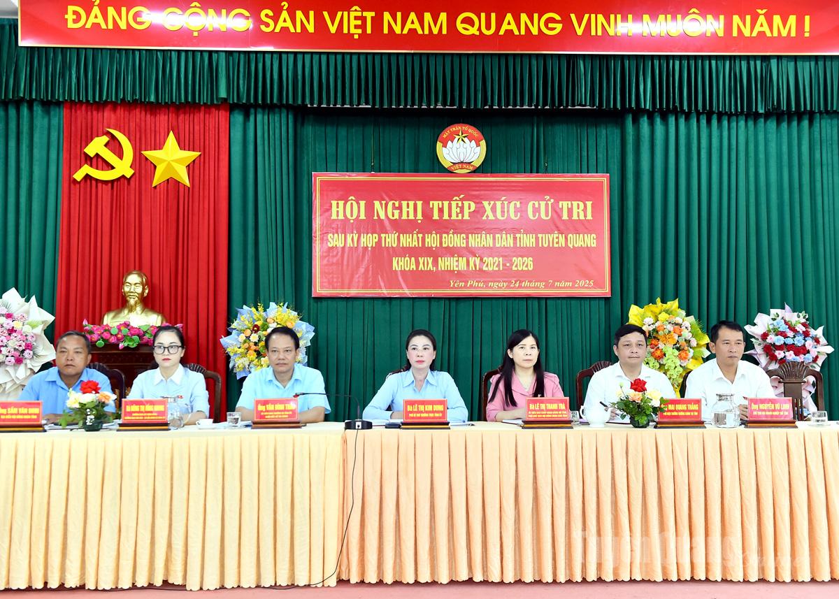 Đồng chí Lê Thị Kim Dung, Phó Bí thư Thường trực Tỉnh ủy và các đại biểu HĐND tỉnh tiếp xúc cử tri xã Yên Phú.