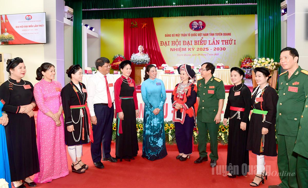 Đồng chí Lê Thị Kim Dung, Phó Bí thư Thường trực Tỉnh ủy, Bí thư Đảng ủy các cơ quan Đảng tỉnh trao đổi cùng các đại biểu tại Đại hội.