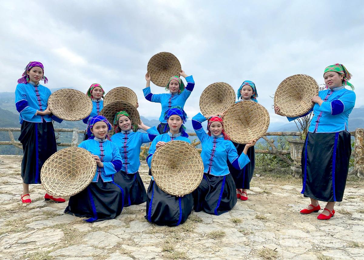 Thiếu nữ Nùng trao hồn quê trong điệu múa.