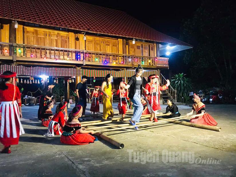 Homestay của anh La Văn Thành, thôn Nà Va thường xuyên diễn ra các hoạt động giàu bản sắc văn hóa của  gười Tày.