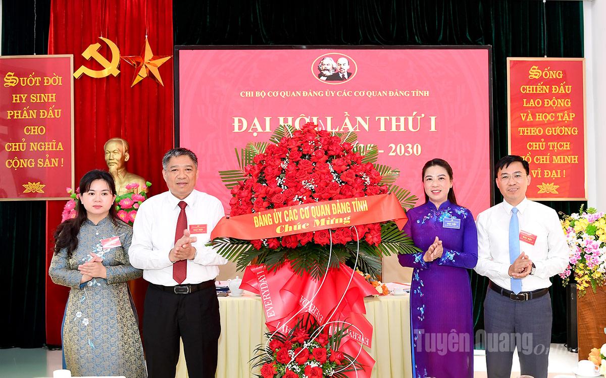 Đồng chí Lê Thị Kim Dung, Phó Bí thư Thường trực Tỉnh ủy, Bí thư Đảng ủy các cơ quan Đảng tỉnh tăng hoa chúc mừng Đại hội.