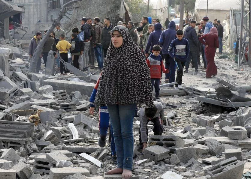 Người dân Gaza giữa đống đổ nát tại thành phố Rafah sau một đợt không kích do Israel tiến hành. Ảnh: Tân Hoa xã