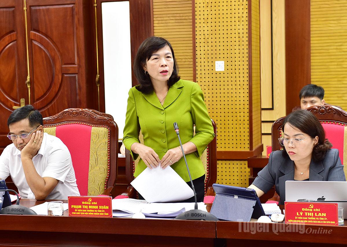 Đồng chí Phó Chủ tịch HĐND tỉnh Phạm Thị Minh Xuân phát biểu thảo luận.