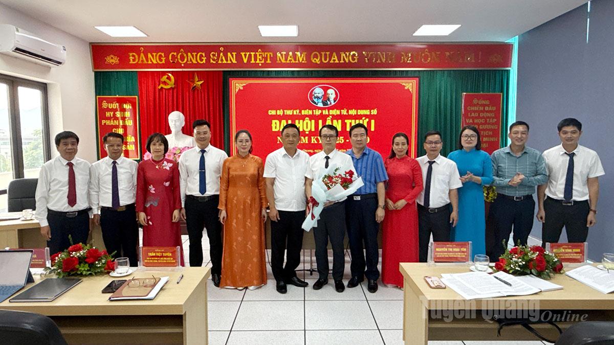Các đồng chí lãnh đạo Đảng uỷ, Ban Biên tập chúc mừng Ban Chấp hành Chi bộ khoá I, nhiệm kỳ 2025-2030.
