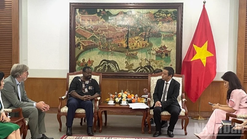 Thứ trưởng Văn hóa, Thể thao và Du lịch Hoàng Đạo Cương tiếp Đoàn chuyên gia Chương trình Ký ức thế giới của UNESCO.