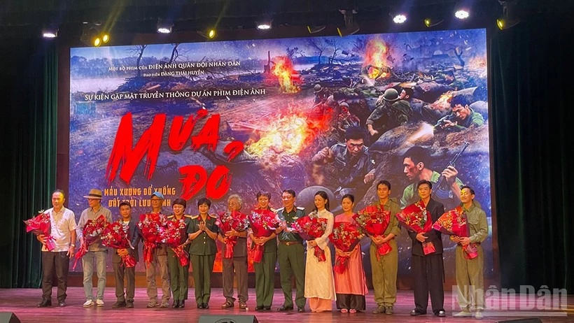 Đoàn làm phim Mưa đỏ tại buổi ra mắt.