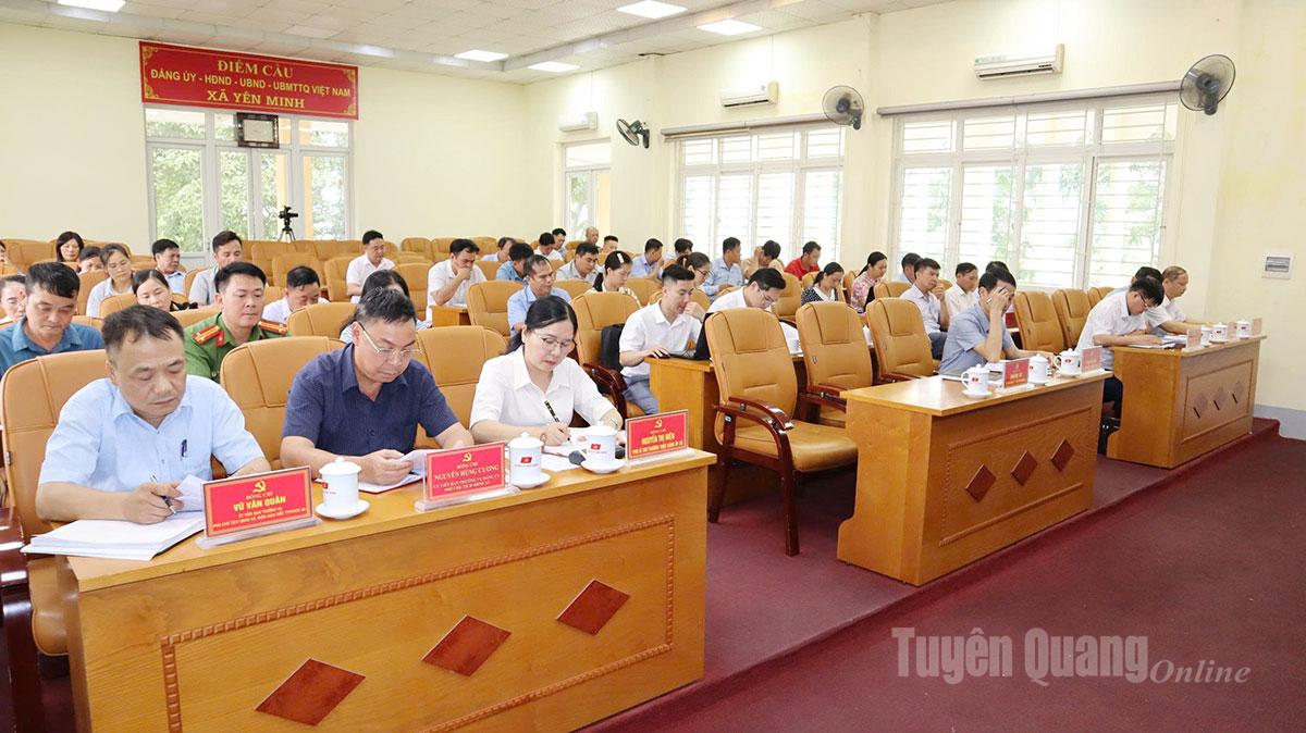 Các đại biểu dự buổi làm việc tại xã Yên Minh.