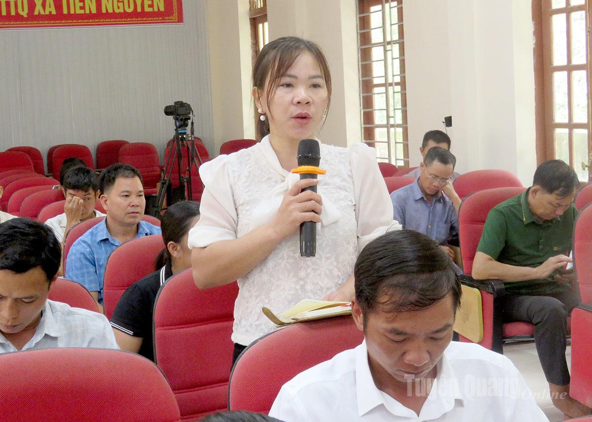 Cử tri xã Tiên Nguyên trình bày ý kiến tại buổi tiếp xúc.