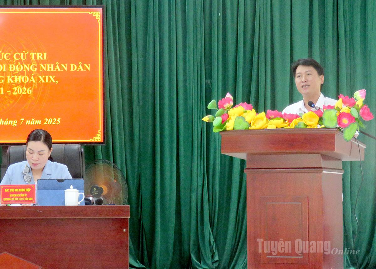 Lãnh đạo xã Tiên Nguyên giải đáp các ý kiến, kiến nghị của cử tri thuộc thẩm quyền.