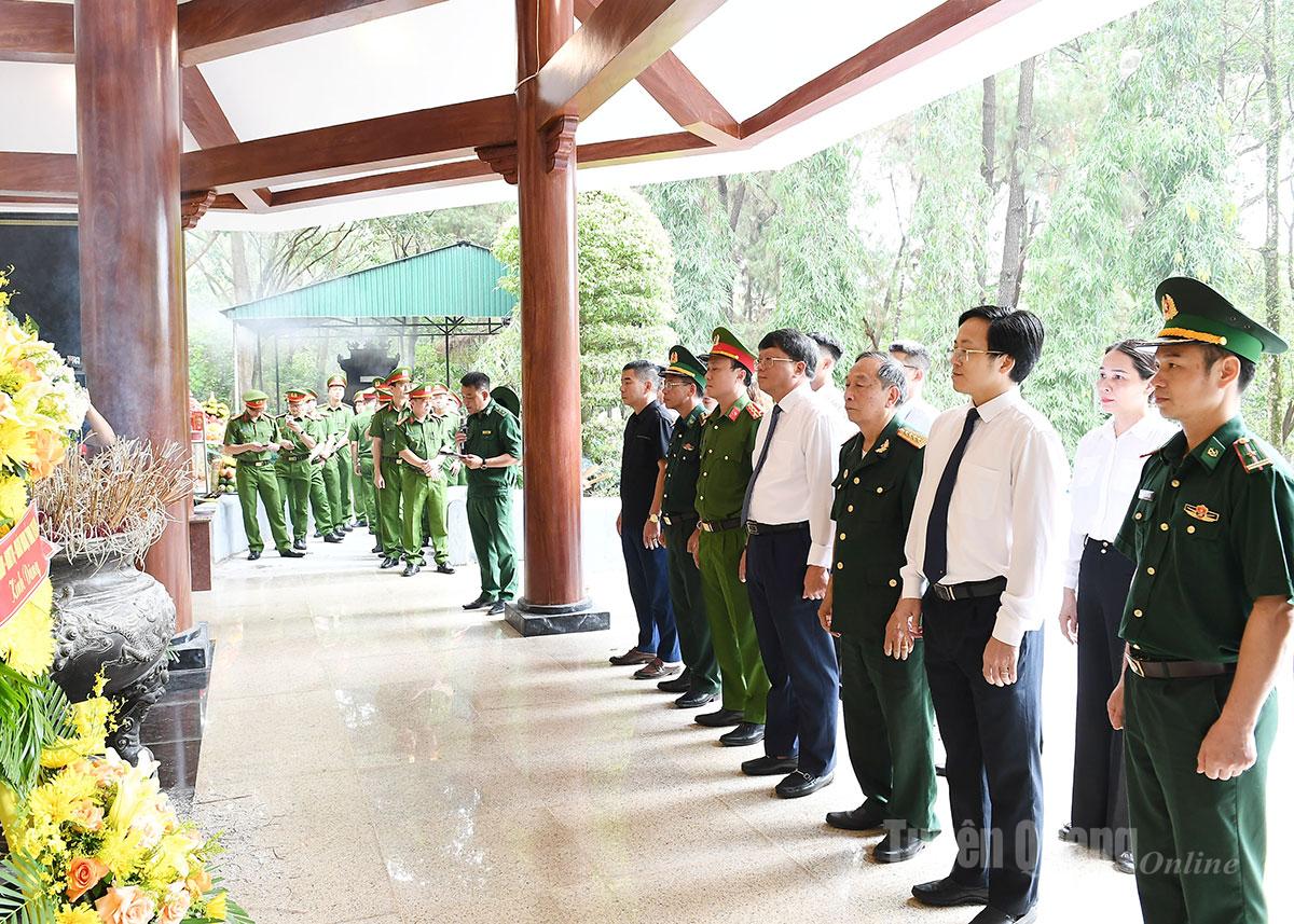 Đoàn đại biểu tỉnh Tuyên Quang dâng hương tại Nhà bia tưởng niệm các Anh hùng liệt sĩ Thanh niên xung phong toàn quốc.