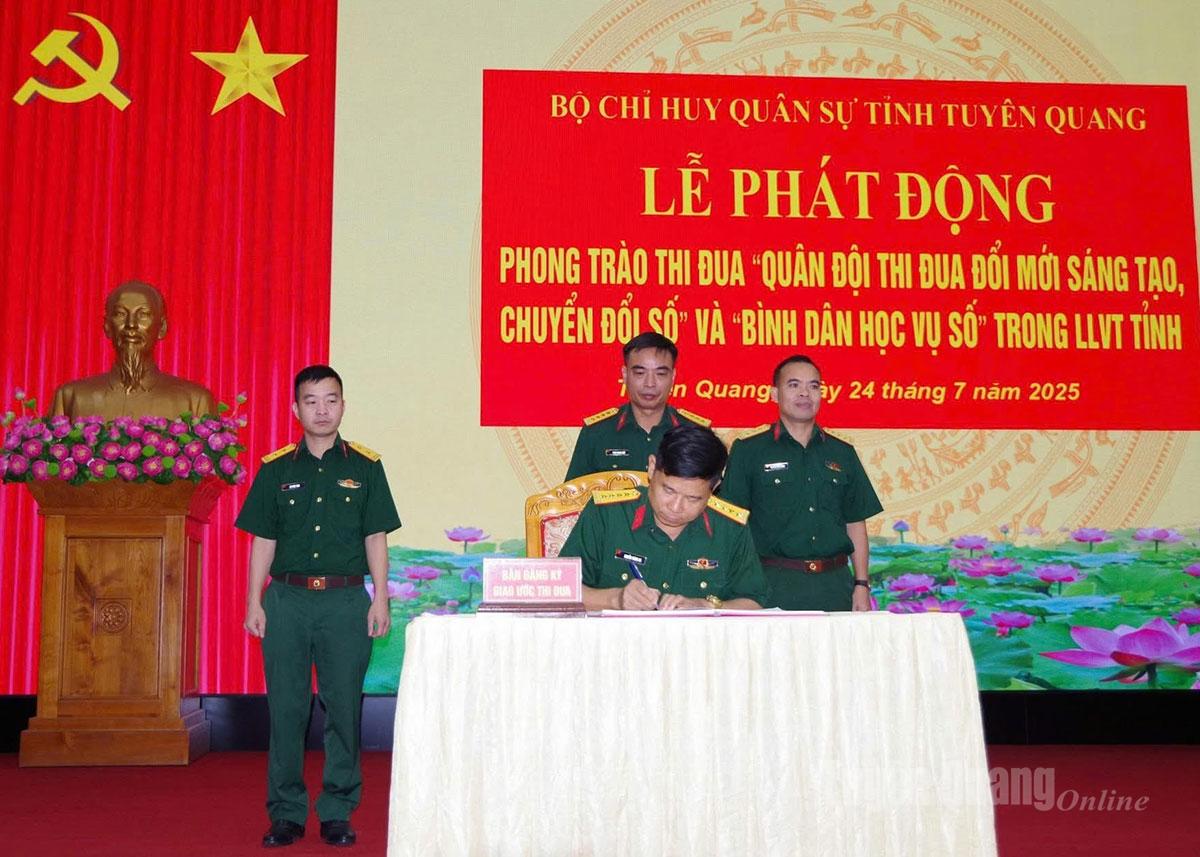 Đại tá Nguyễn Thành An, Phó Chính ủy Bộ CHQS tỉnh ký giao ước thi đua.