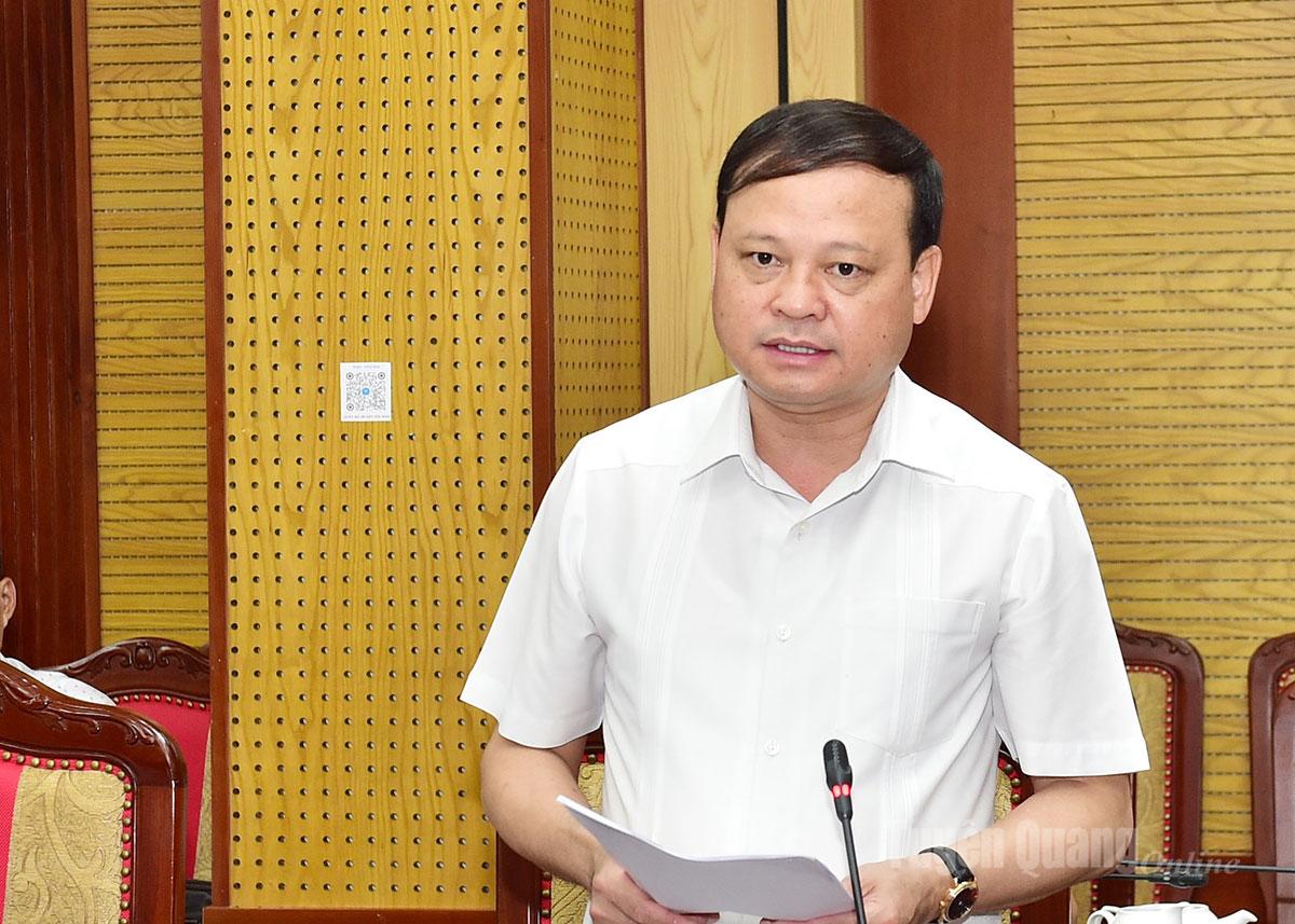 Phó Chủ tịch Thường trực UBND tỉnh Nguyễn Mạnh Tuấn báo cáo tiến độ công trình trọng điểm tại buổi làm việc.
