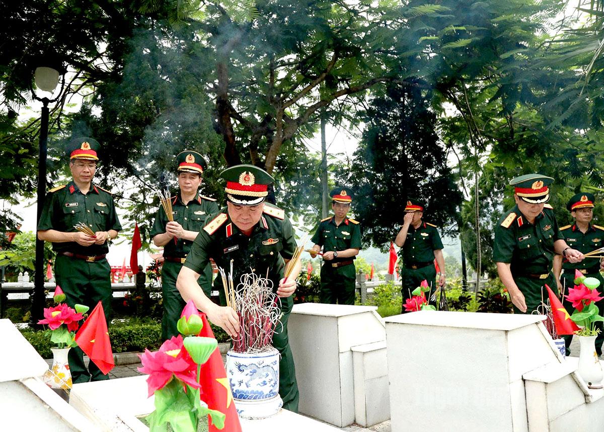 Thượng tướng Lê Huy Vịnh, Thứ trưởng Bộ Quốc phòng thắp hương tại các phần mộ liệt sĩ.