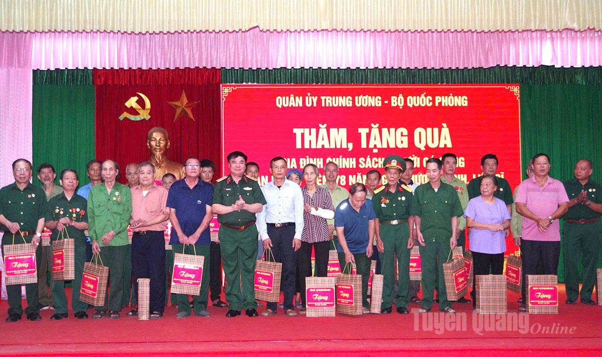 Đoàn công tác Quân ủy Trung ương, Bộ Quốc phòng tặng quà thương bệnh binh, gia đình chính sách trên địa bàn phường Hà Giang 1, Hà Giang 2.
