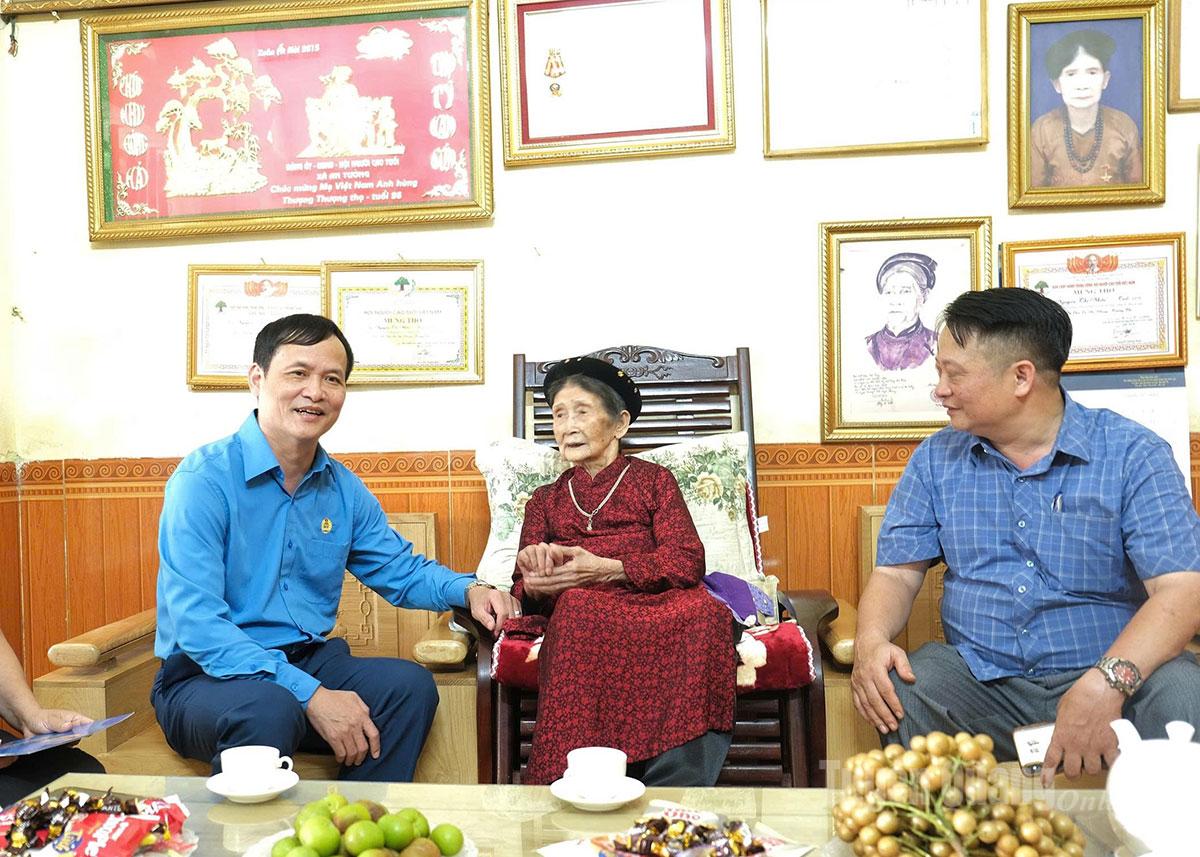 Lãnh đạo Liên đoàn Lao động tỉnh tặng quà cho Mẹ Việt Nam Anh hùng Nguyễn Thị Nhớn.