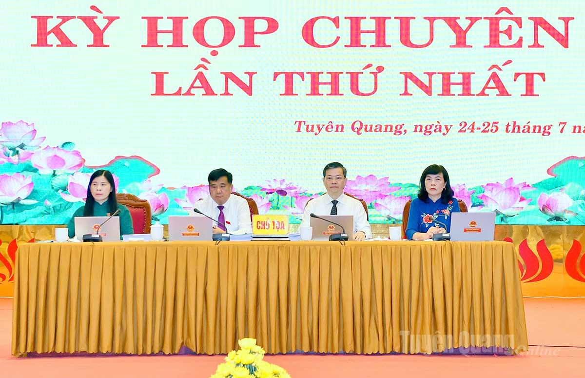 Các đồng chí Chủ tọa kỳ họp.
