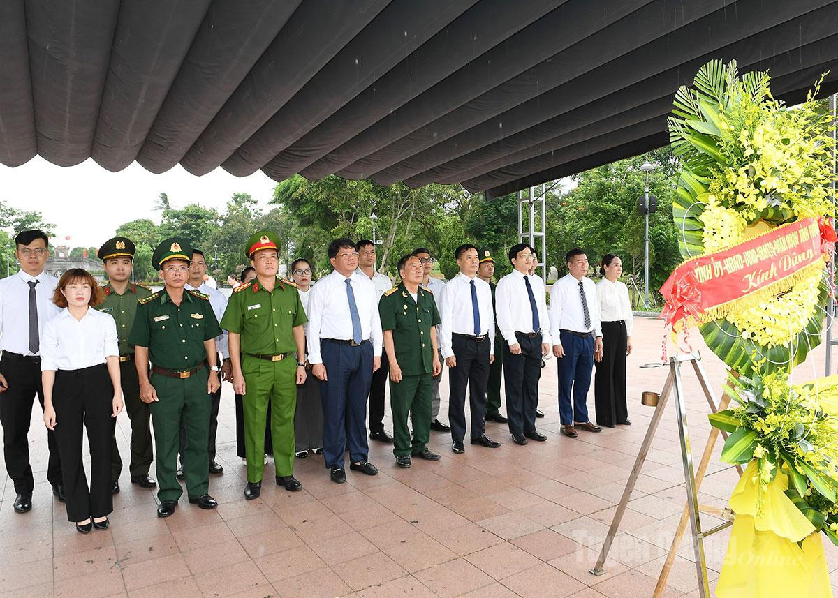 Đoàn đại biểu tỉnh Tuyên Quang dâng hương tại Khu di tích quốc gia đặc biệt Thành cổ Quảng Trị.