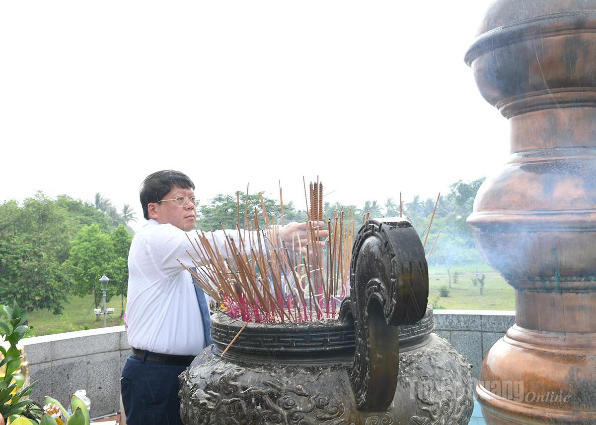 Đồng chí Hà Trung Kiên, Ủy viên Ban Thường vụ Tỉnh ủy, Phó Chủ tịch Thường trực Ủy ban MTTQ Việt Nam tỉnh dâng hương tại Khu di tích quốc gia đặc biệt Thành cổ Quảng Trị.