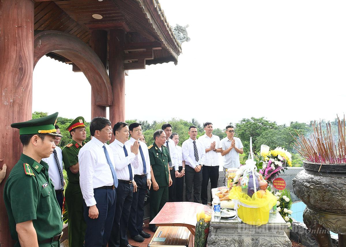 Đoàn đại biểu tỉnh Tuyên Quang dâng hương tại Khu di tích quốc gia đặc biệt Thành cổ Quảng Trị.