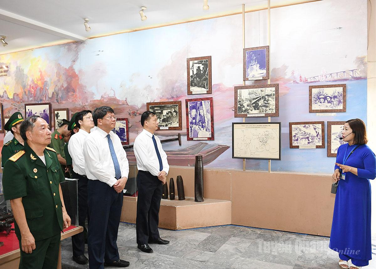 Đoàn đại biểu tỉnh Tuyên Quang tham quan Bảo tàng Thành cổ Quảng Trị