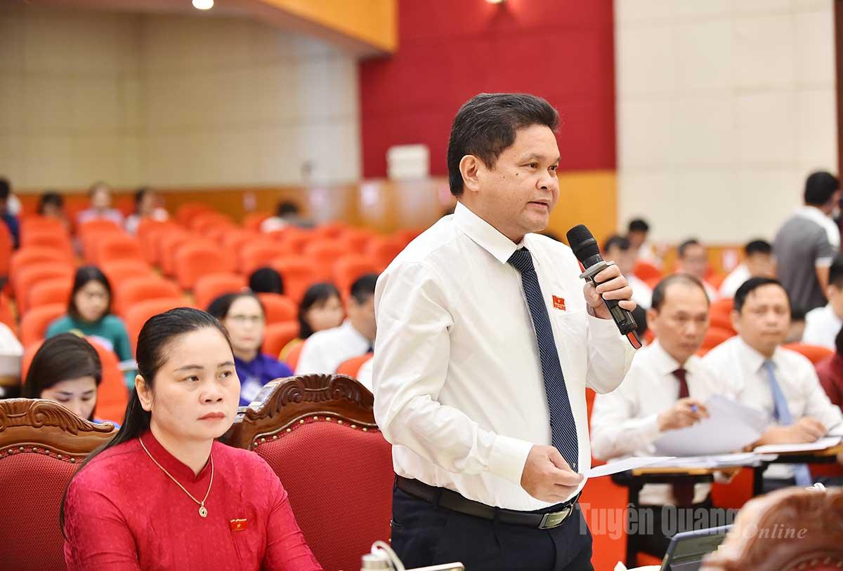 Đồng chí Vàng Seo Cón, Ủy viên Ban Thường vụ Tỉnh ủy, Bí thư Đảng ủy, Chủ tịch HĐND phường Hà Giang 2 phát biểu ý kiến tại kỳ họp.