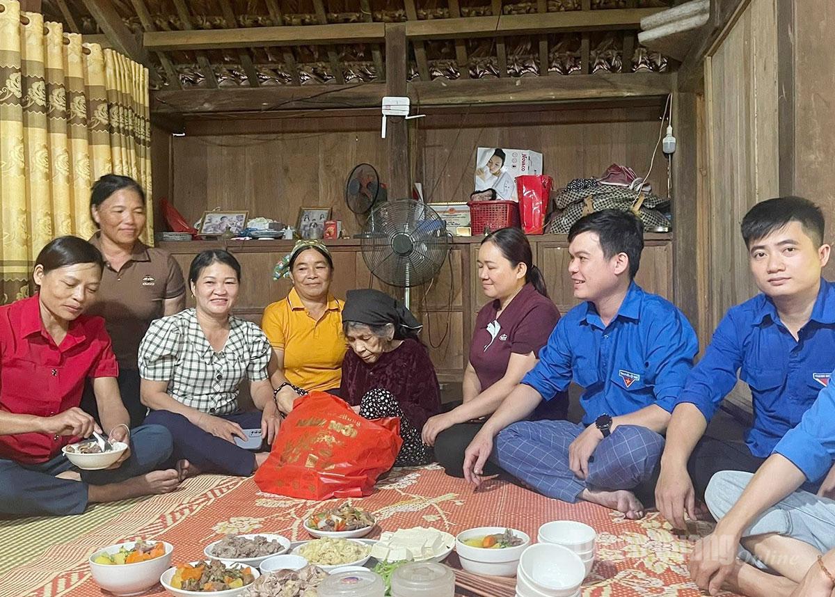 Đoàn xã Phú Linh đã tổ chức chương trình “Bữa cơm cùng mẹ” tại gia đình Mẹ liệt sĩ Lục Thị Nhình, thôn Bản Lầu, xã Phú Linh.