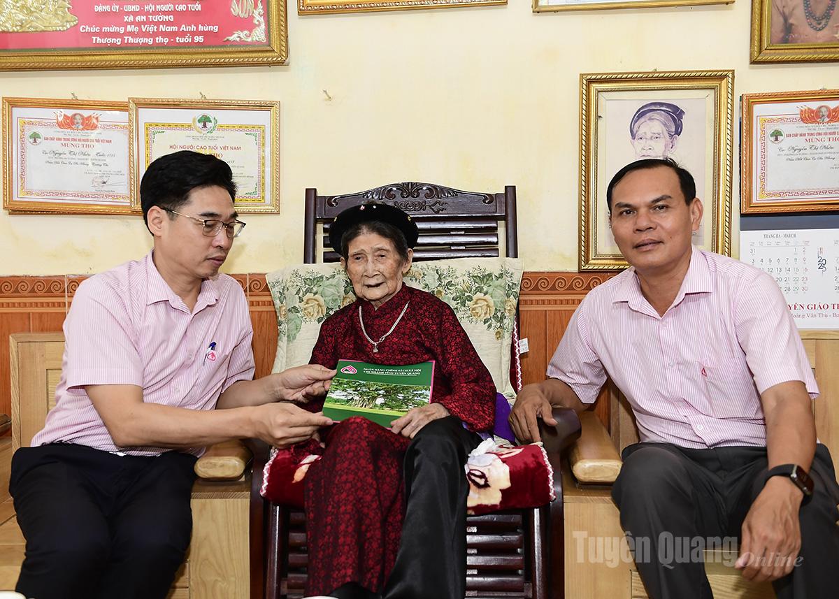Lãnh đạo Chi nhánh Ngân hàng Chính sách xã hội tỉnh tặng quà Mẹ Việt Nam Anh hùng Nguyễn Thị Nhớn.