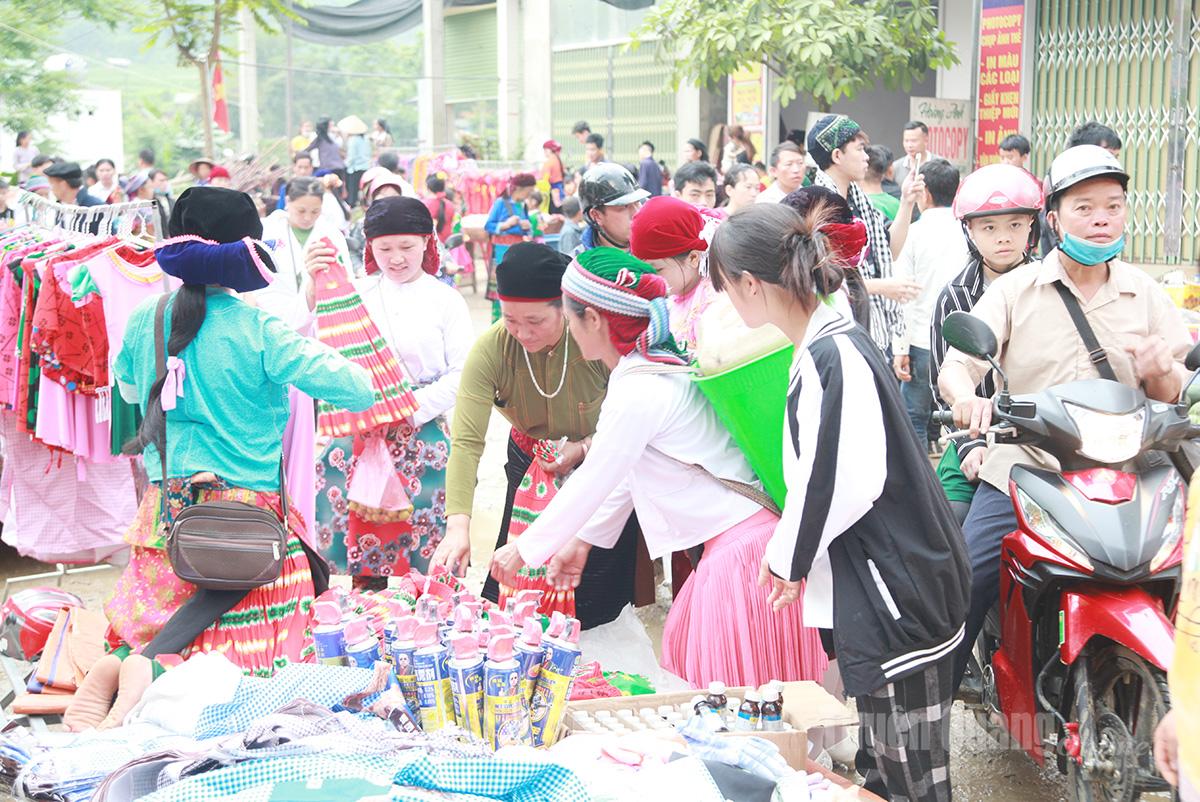 Nét đẹp chợ phiên cuối tuần tại Du Già.