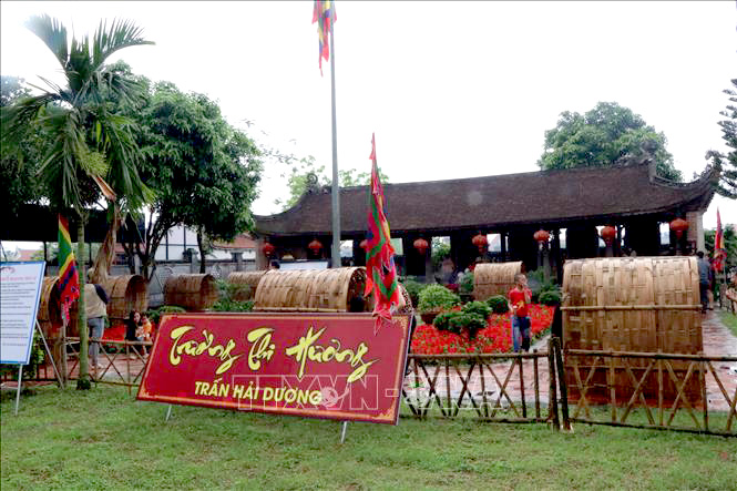 Tái hiện trường thi tuyển ngày xưa tại Văn Miếu Mao Điền, Hải Dương.