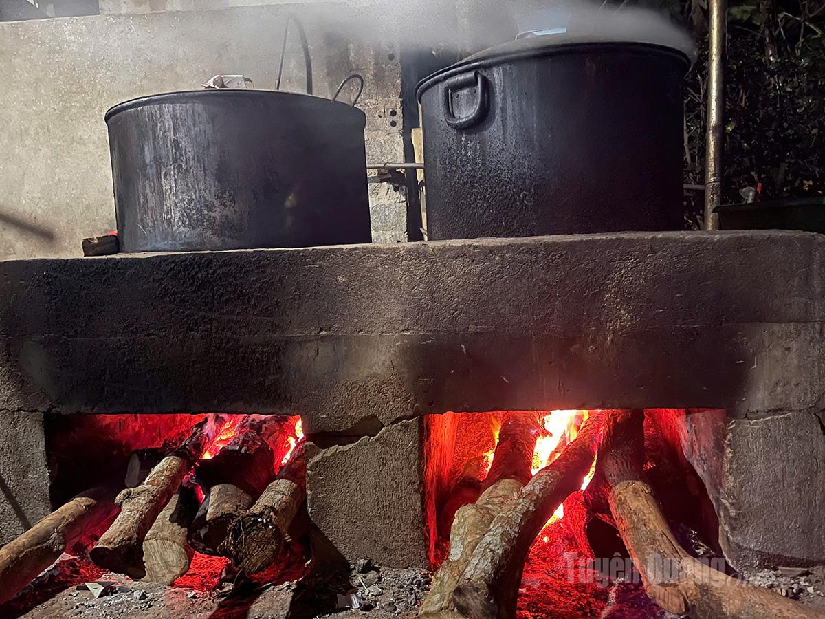 Humpback chung cake must be slow-boiled over a strong wood fire during 8 hours to 10 hours.