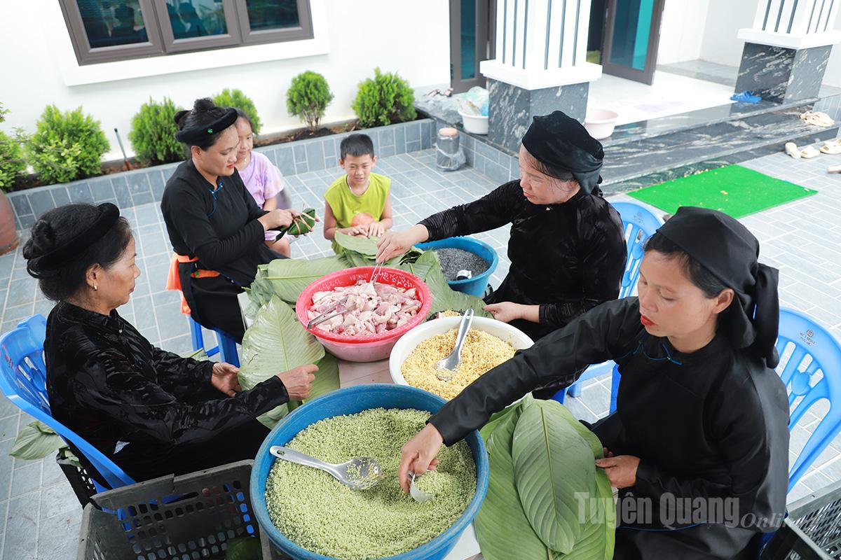 Once a humble traditional dish, humpback chung cake has evolved into a thriving craft, offering a stable source of income for many families in Ngoc Duong.