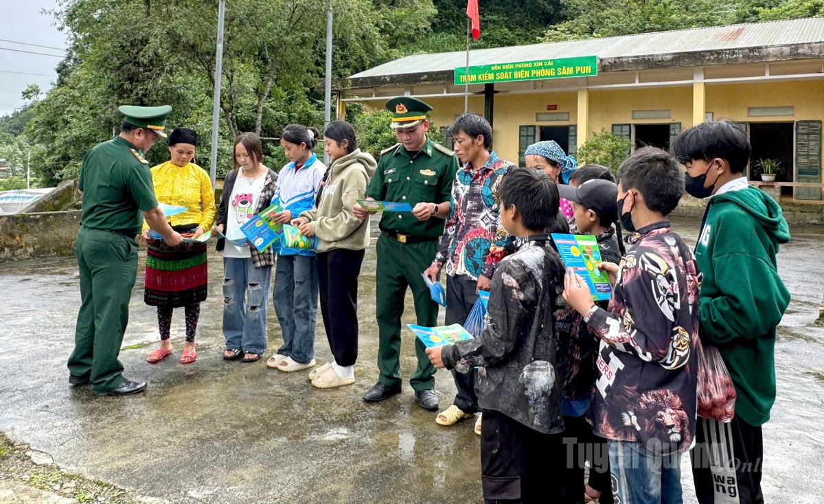 Người dân vùng biên Sơn Vĩ tìm hiểu phương thức hoạt động của tội phạm mua bán người.