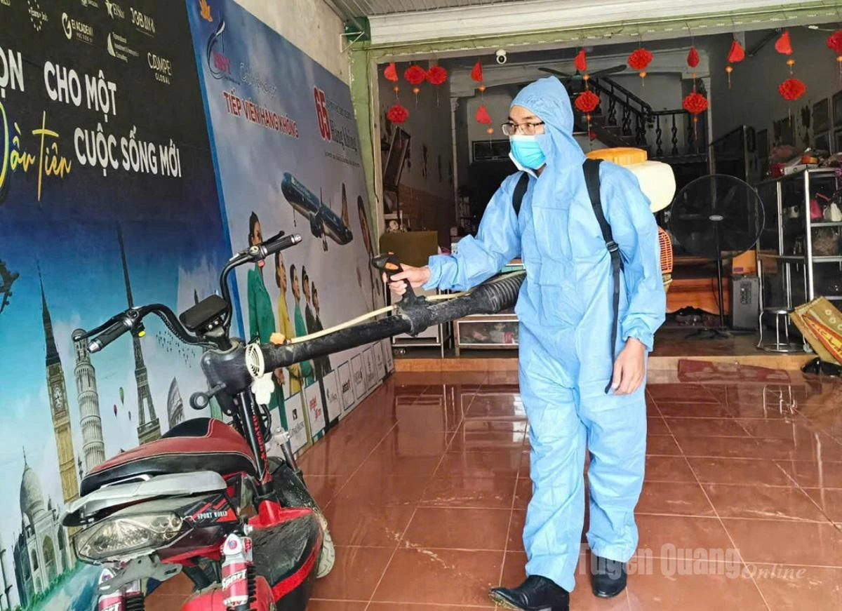 Trung tâm Kiểm soát bệnh tật tỉnh tổ chức phun hóa chất phòng chống dịch bệnh tại mộ số địa phương trong tỉnh.