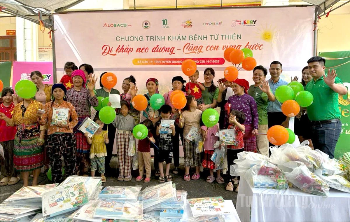 Các đơn vị tài trợ tặng quà cho trẻ em khó khăn và các hộ nghèo.