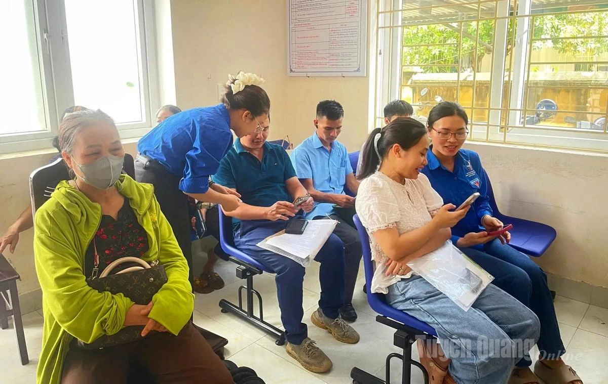 Đoàn viên, thanh niên phường An Tường hỗ trợ người dân tại Trung tâm Phục vụ hành chính công phường An Tường.