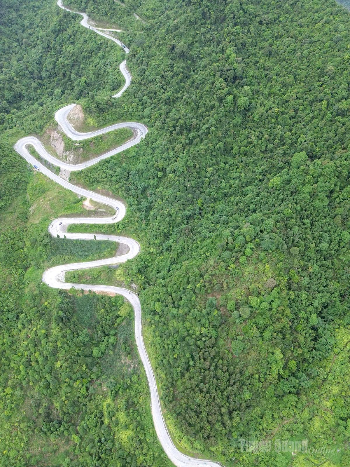 This is one of the most winding roads on the Dong Van Stone Plateau, featuring numerous sharp turns.