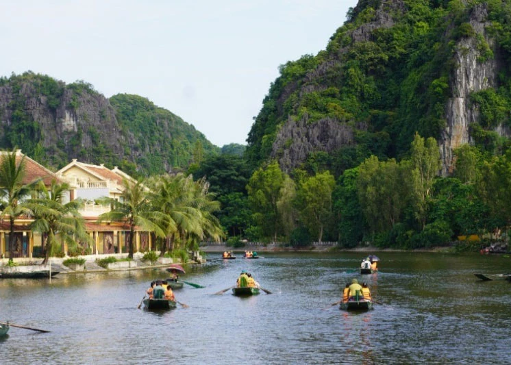 Du khách tham quan tại Khu du lịch Tam Cốc-Bích Động, Ninh Bình.