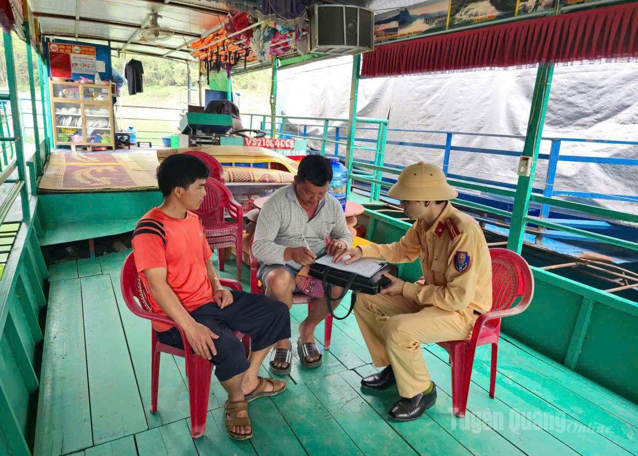The traffic police instruct boat and vessel operators to sign the waterway traffic safety commitment on Na Hang – Lam Binh ecological lake.
