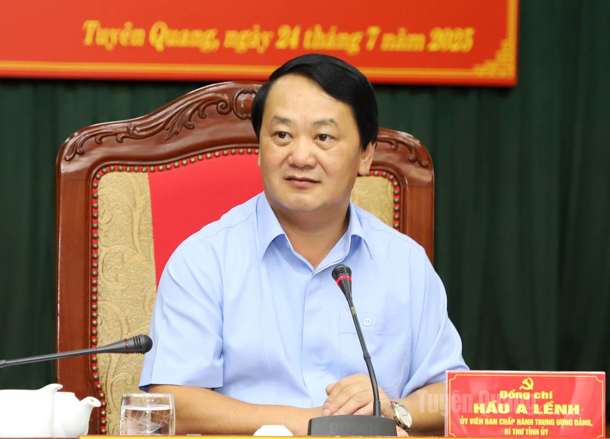 Bí thư Tỉnh ủy Hầu A Lềnh phát biểu kết luận hội nghị.