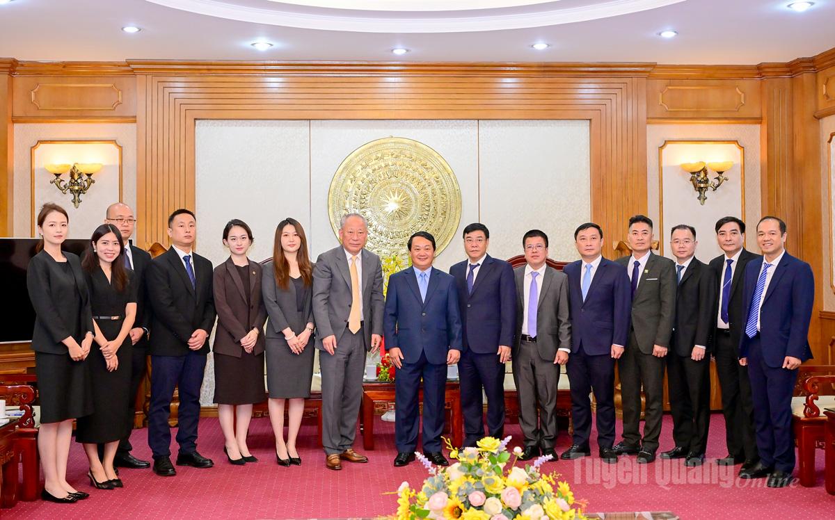 Lãnh đạo tỉnh, Tập đoàn Xây dựng Thái Bình Dương và các đại biểu chụp ảnh lưu niệm.