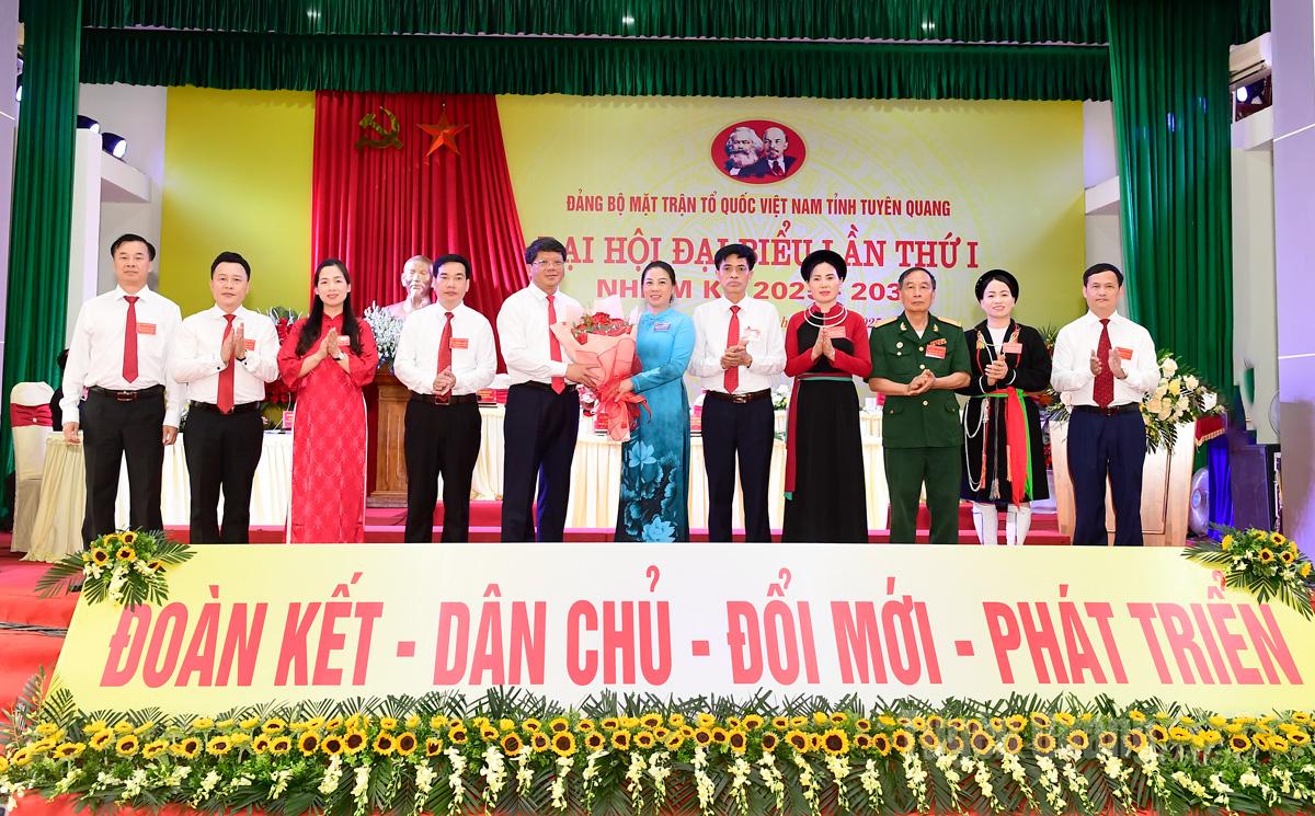 Đồng chí Lê Thị Kim Dung, Phó Bí thư Thường trực Tỉnh ủy, Bí thư Đảng ủy các cơ quan Đảng tỉnh tặng hoa chúc mừng Ban Chấp hành Đảng bộ Mặt trận Tổ quốc Việt Nam tỉnh.