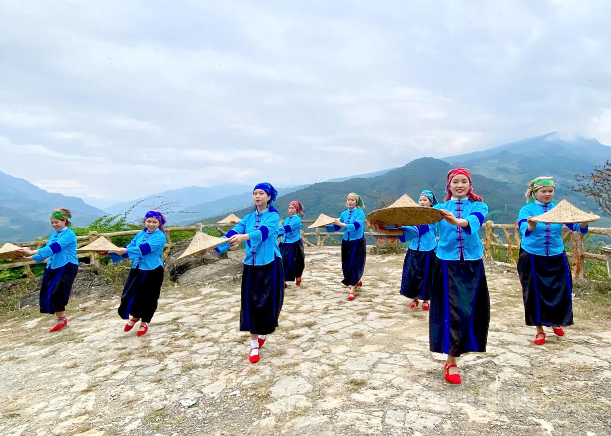 Thiếu nữ Nùng khoe sắc giữa mây ngàn Tuyên Quang.